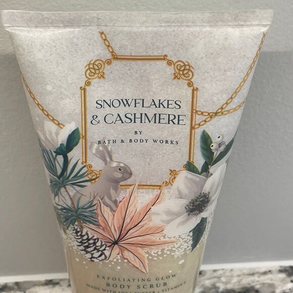 Bath & Body Works 8 oz. SNOWFLAKES & CASHMERE Exfoliating Glow Body - Picture 2 of 5